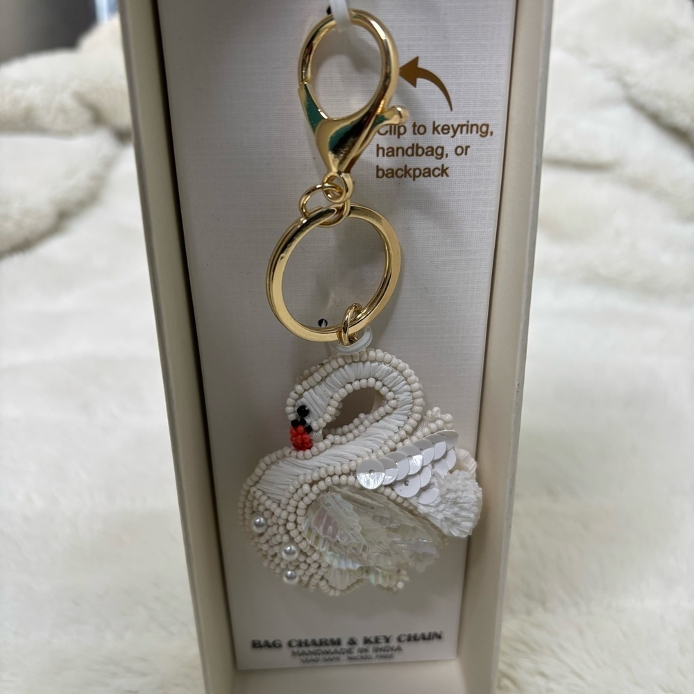 Chic White Swan Pearl Keychain Purse Charm with Gold Accents New - Picture 6 of 15
